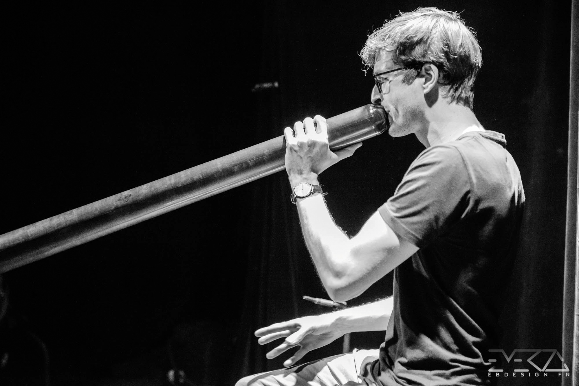 Jouer du didgeridoo
